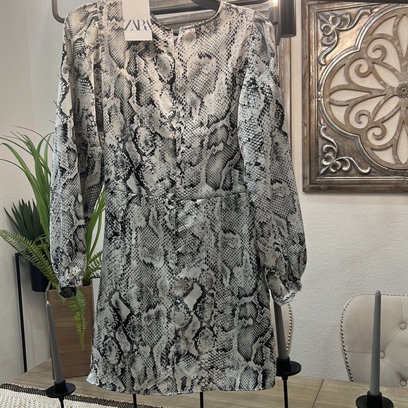 Dress silk material I’m size medium - Picture 6 of 6